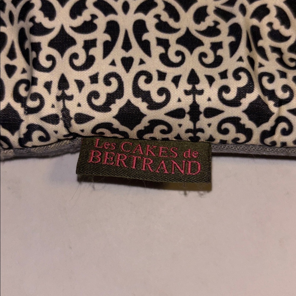 Les CAKES de BERTRAND…MADE IN FRANCE
GRAPHIC DESIGN ON FRONT GRAY DESIGN ON BACK - Picture 8 of 16
